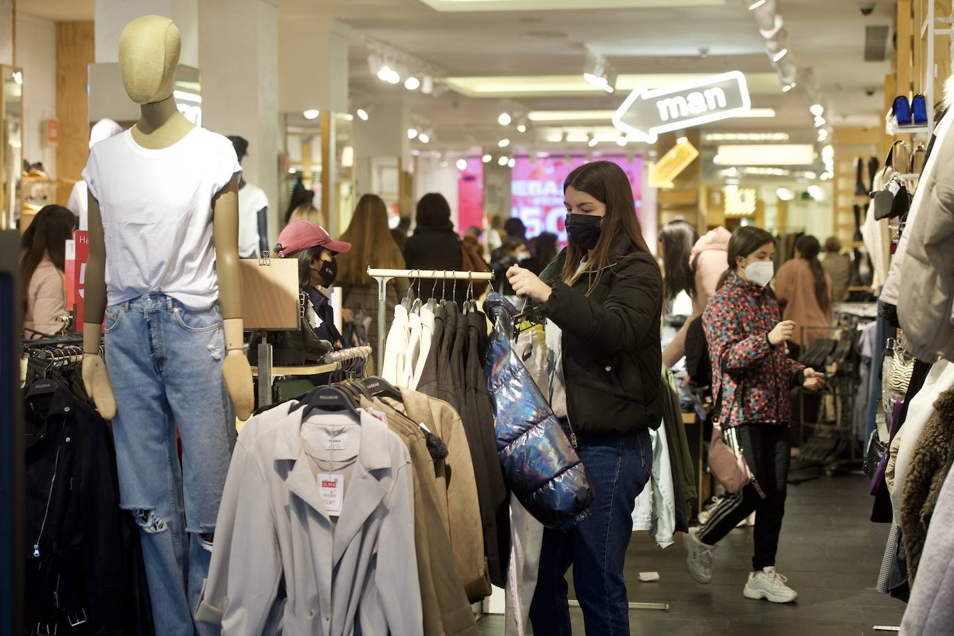 Fotos: El mal tiempo y las restricciones cubren de nubarrones la campaña de rebajas en Murcia