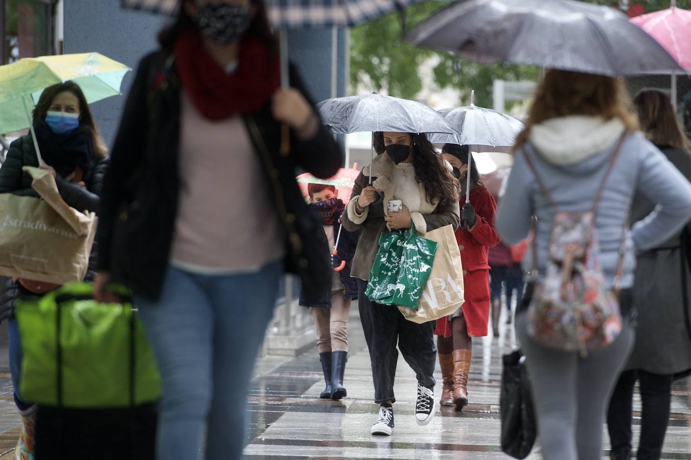 Fotos: El mal tiempo y las restricciones cubren de nubarrones la campaña de rebajas en Murcia