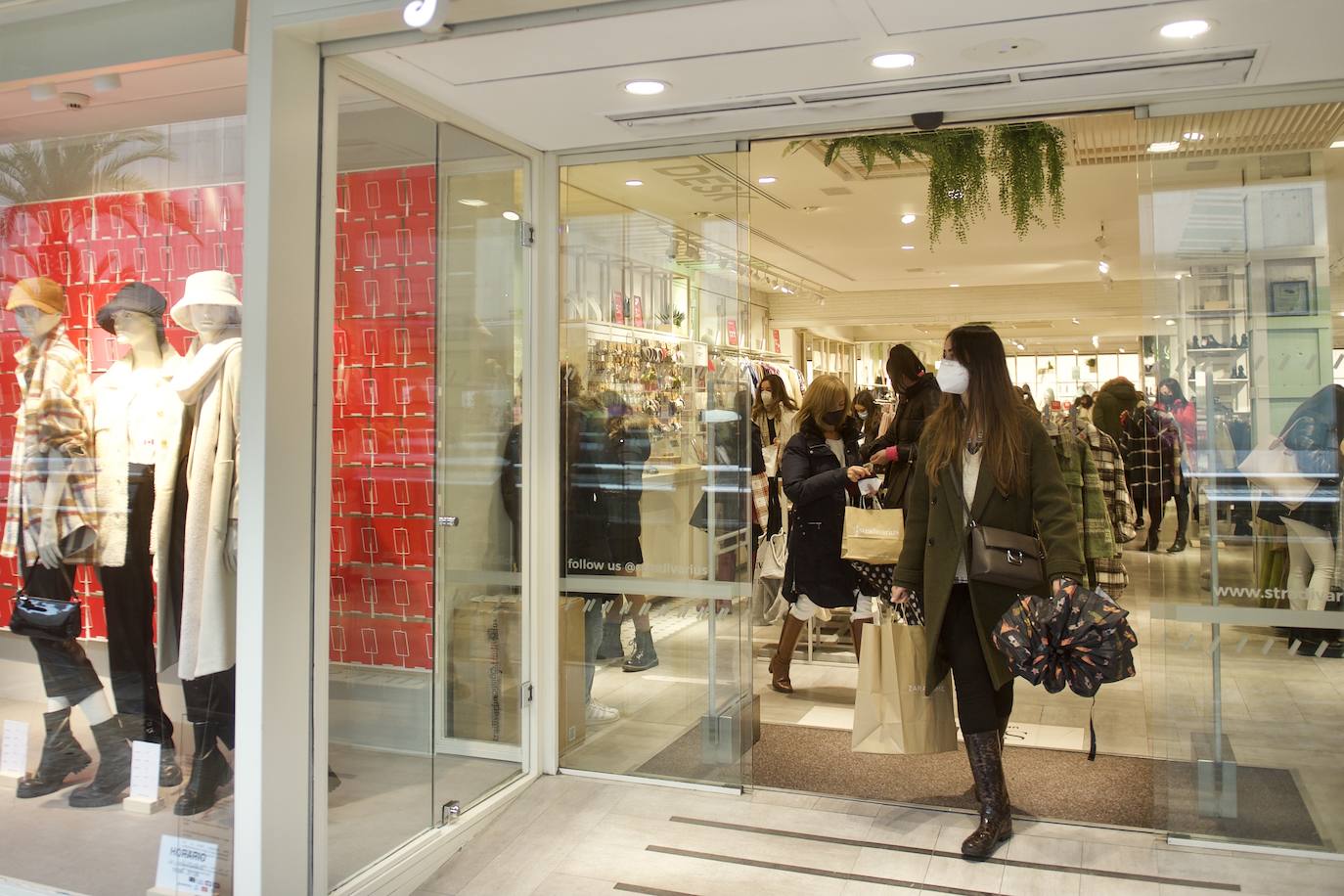 Fotos: El mal tiempo y las restricciones cubren de nubarrones la campaña de rebajas en Murcia