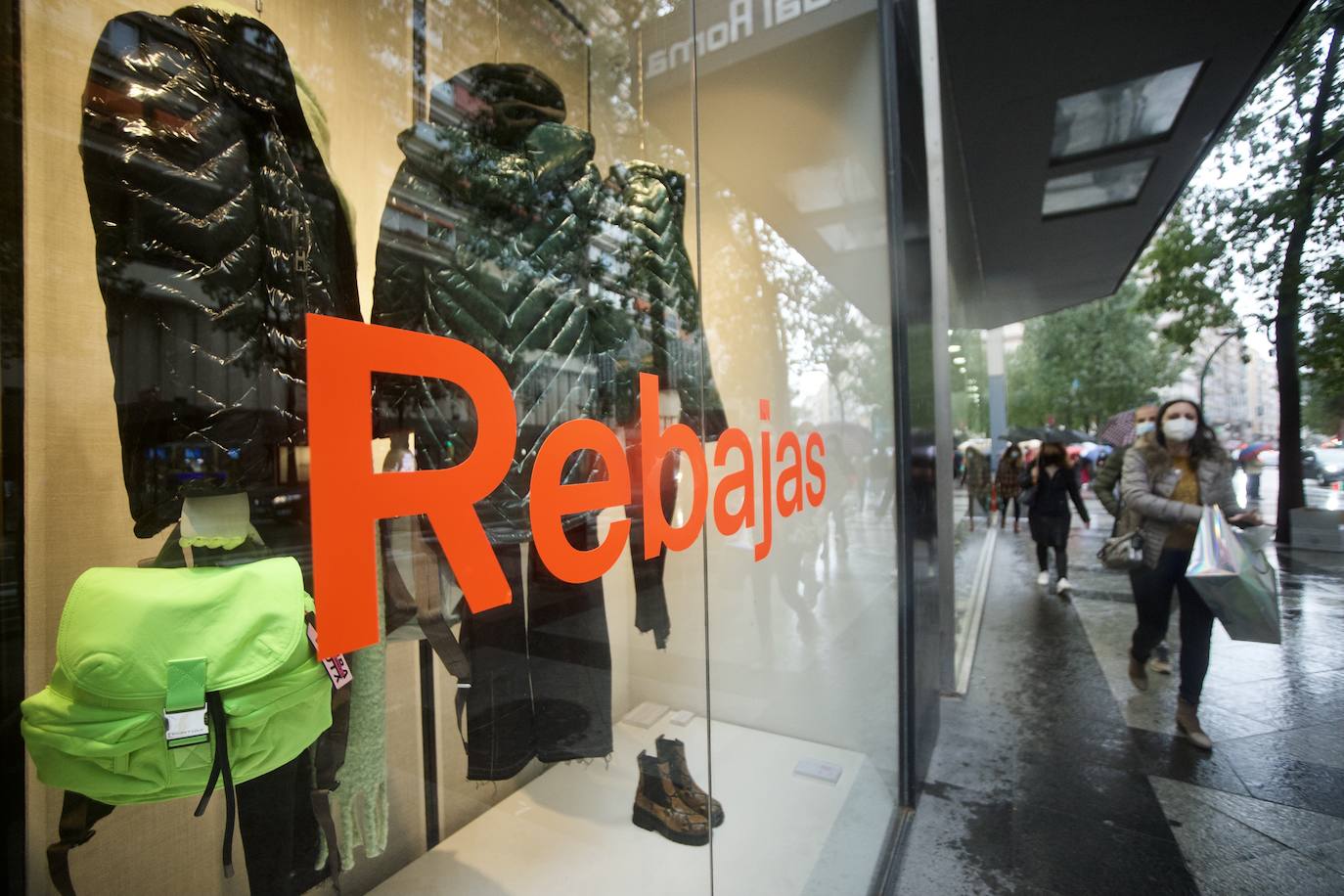 Fotos: El mal tiempo y las restricciones cubren de nubarrones la campaña de rebajas en Murcia