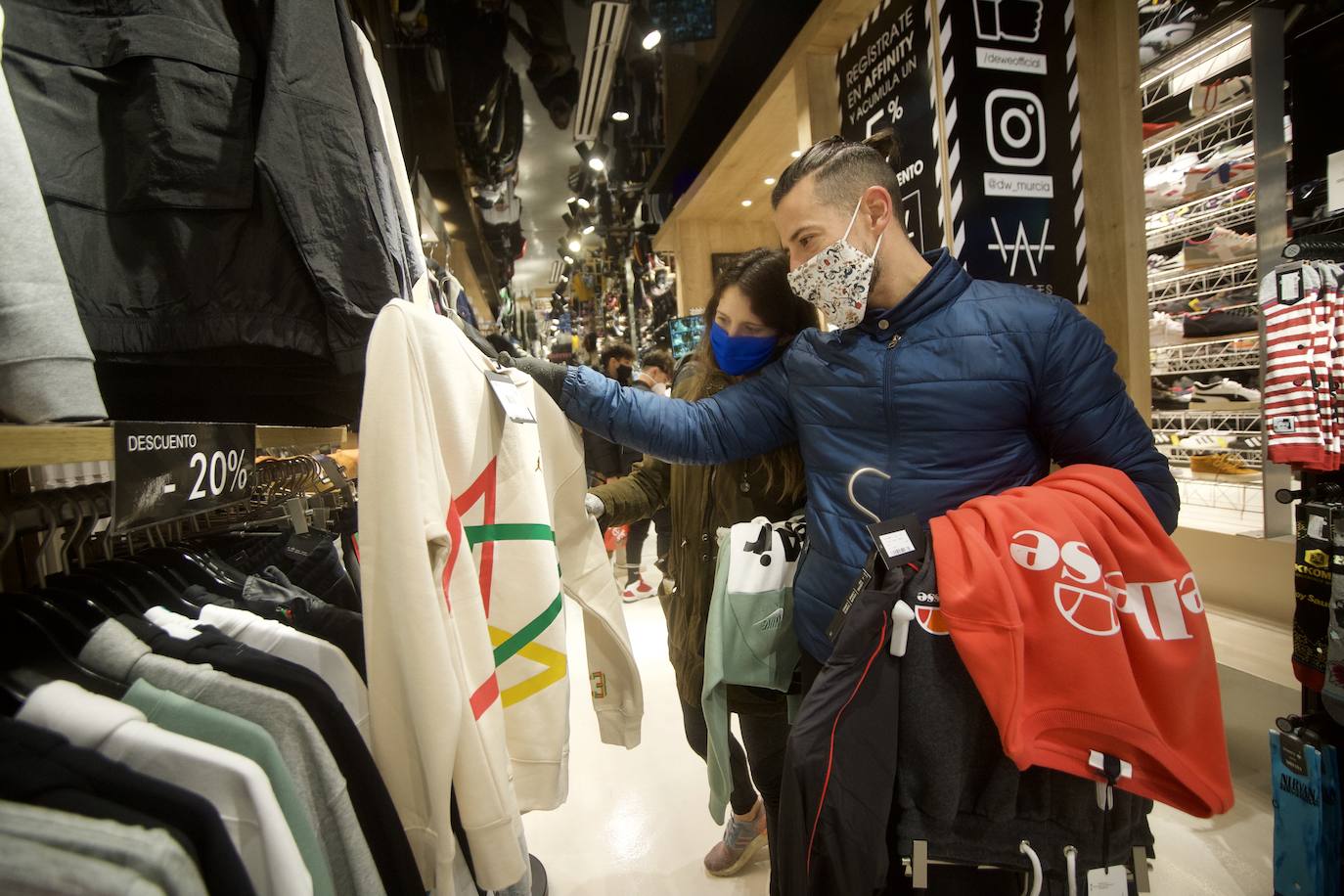 Fotos: El mal tiempo y las restricciones cubren de nubarrones la campaña de rebajas en Murcia