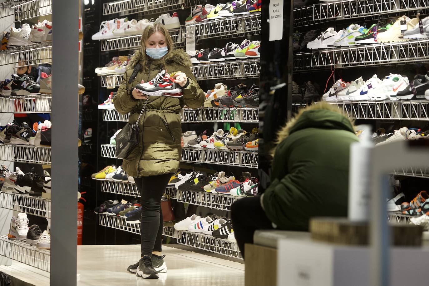 Fotos: El mal tiempo y las restricciones cubren de nubarrones la campaña de rebajas en Murcia