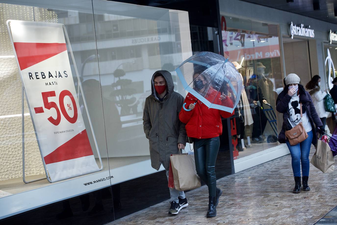 Fotos: El mal tiempo y las restricciones cubren de nubarrones la campaña de rebajas en Murcia