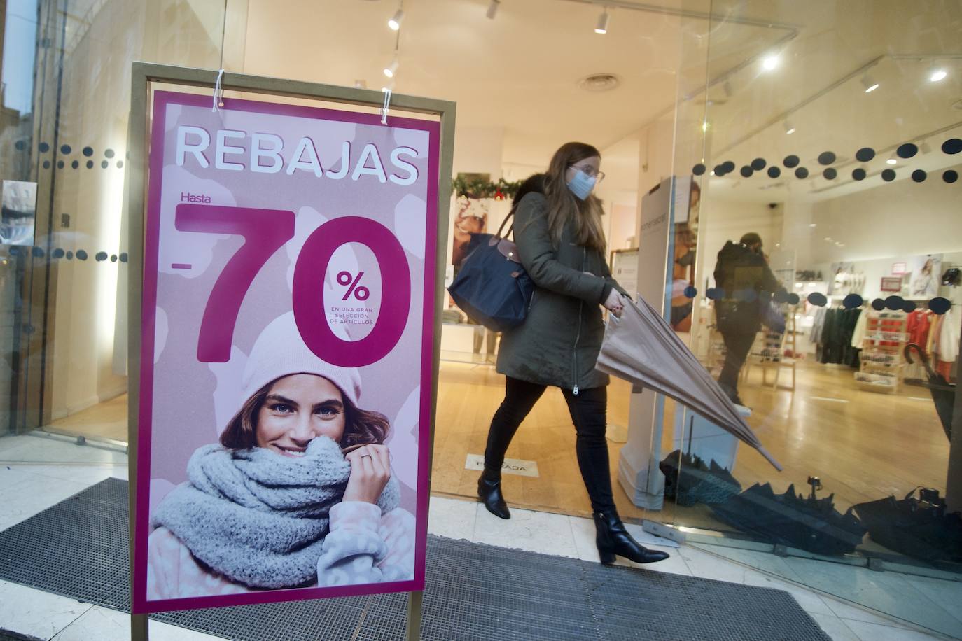 Fotos: El mal tiempo y las restricciones cubren de nubarrones la campaña de rebajas en Murcia