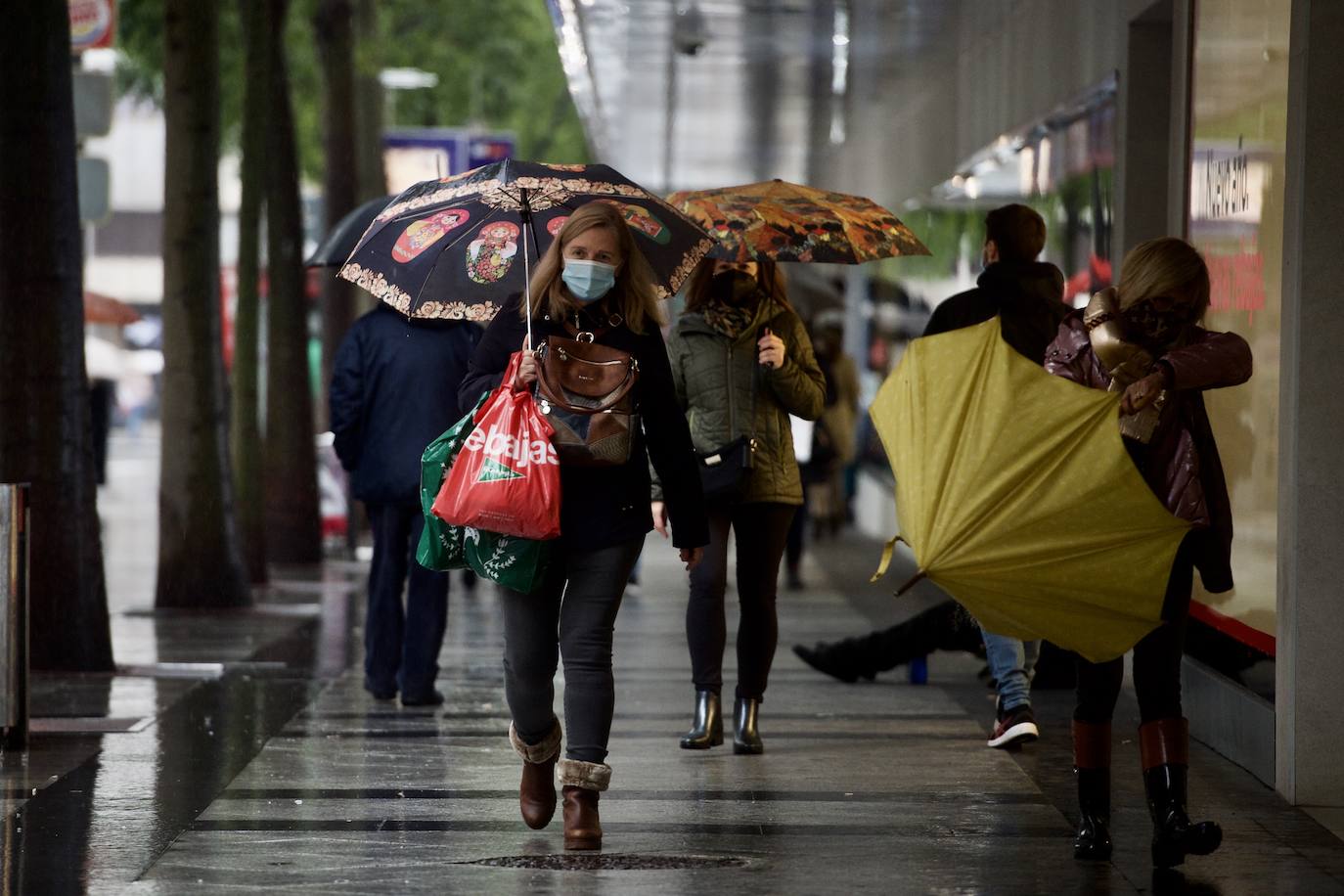 Fotos: El mal tiempo y las restricciones cubren de nubarrones la campaña de rebajas en Murcia