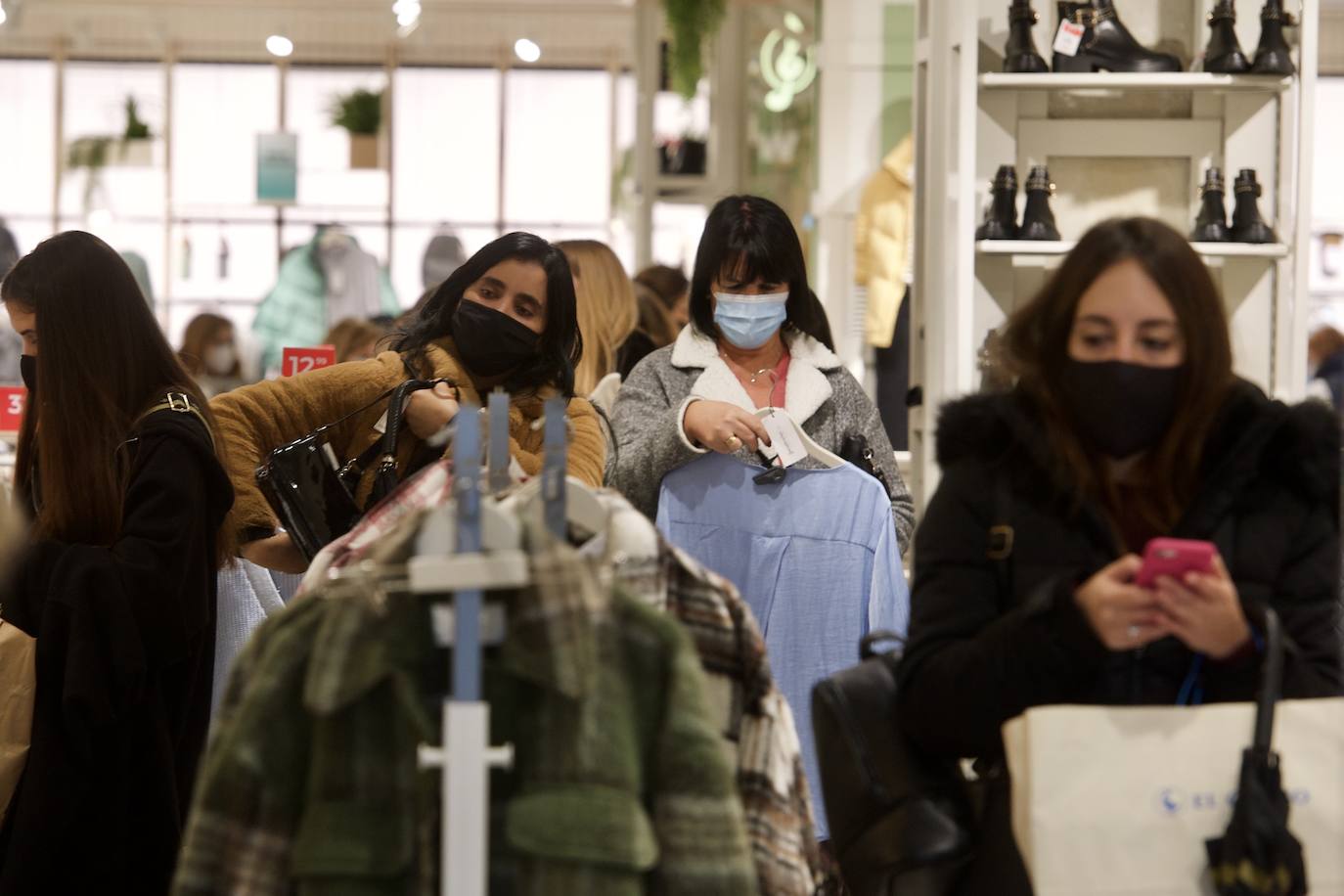 Fotos: El mal tiempo y las restricciones cubren de nubarrones la campaña de rebajas en Murcia