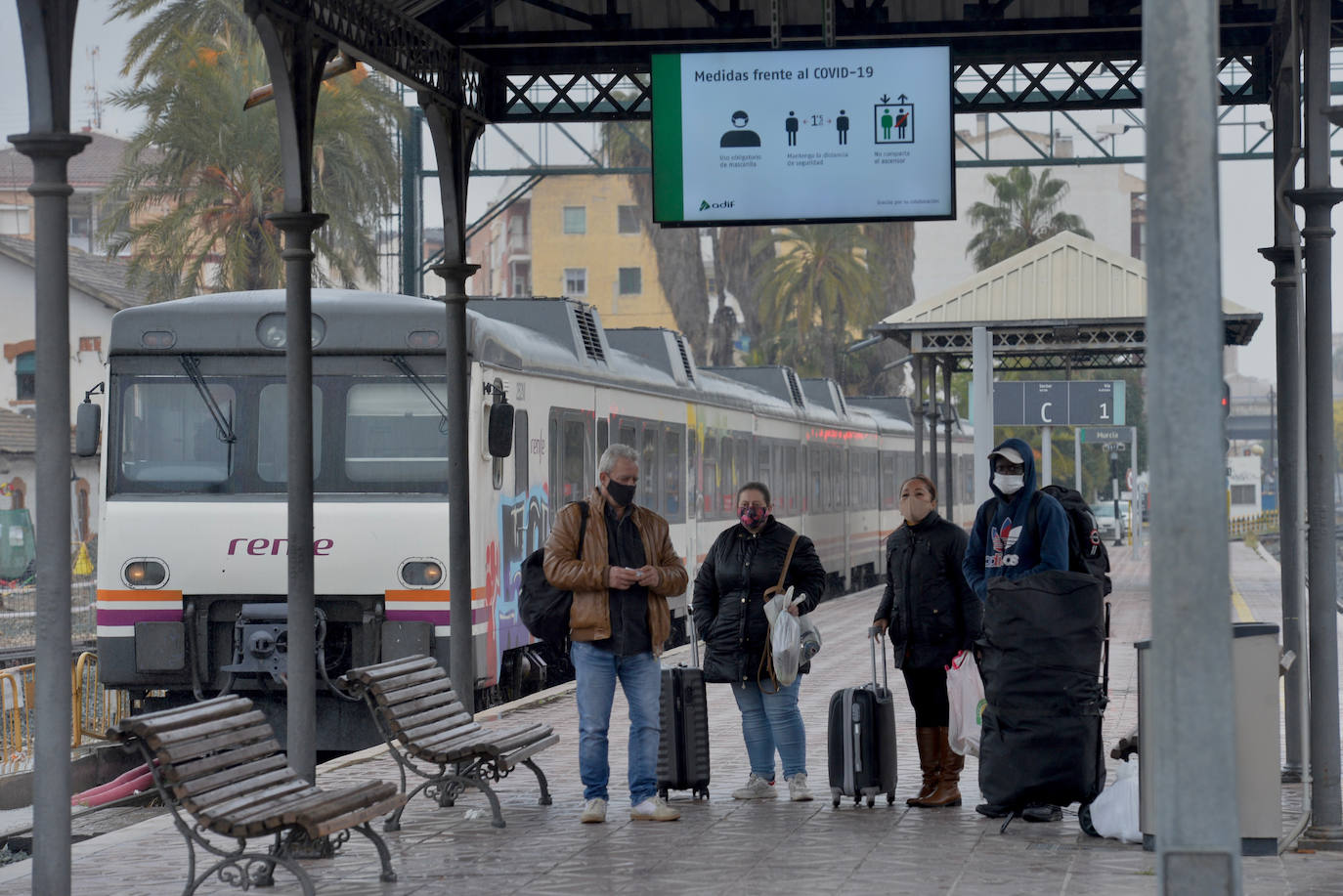 Fotos: Adif ultima la nueva pasarela de viajeros para poder soterrar la estación del Carmen
