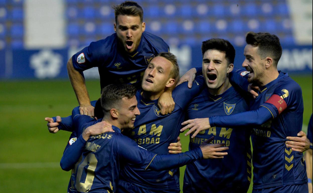 Aketxe (centro) celebra uno de sus goles junto a sus compañeros.