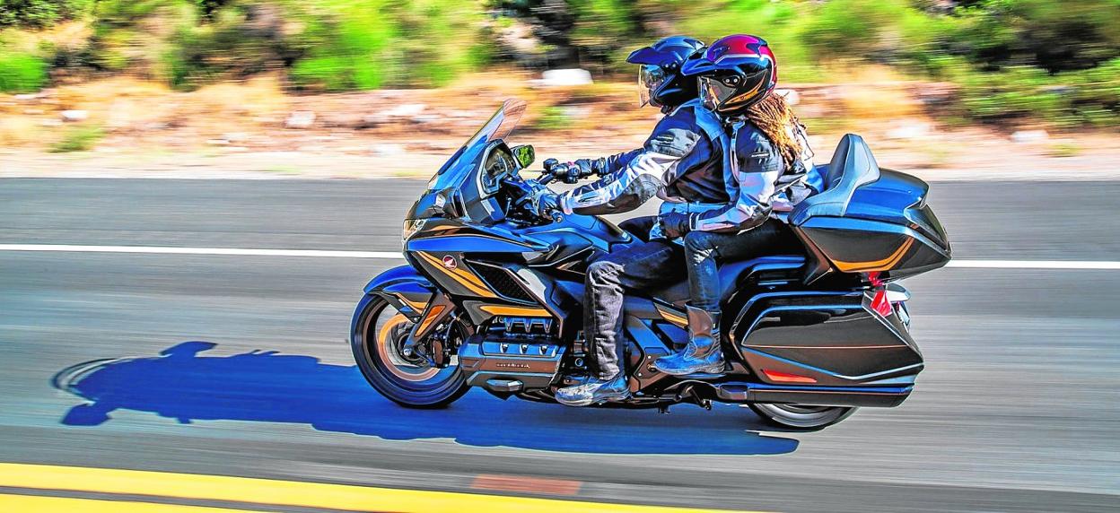 La Gold Wing Tour ofrece una sensaciónde libertad total, un enorme disfrute deconducción y de sus prestaciones, juntocon un elegante diseño. 