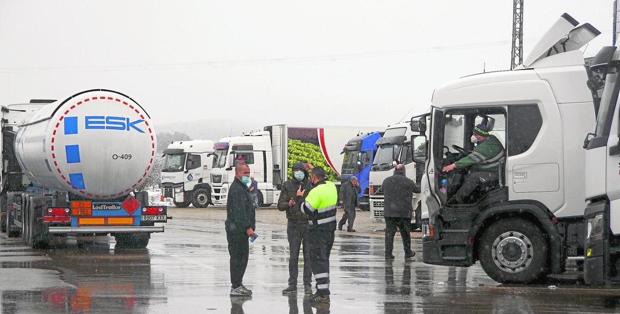 Varios camioneros hablan junto a la Venta Pascual, tras quedar retenidos por la nieve, ayer. 