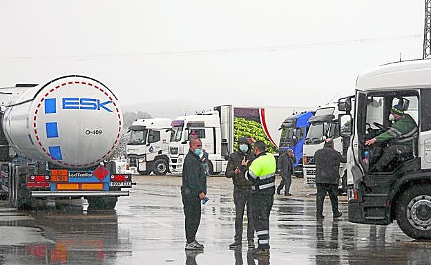 Galería. Varios camioneros hablan junto a la Venta Pascual, tras quedar retenidos por la nieve, este viernes. 