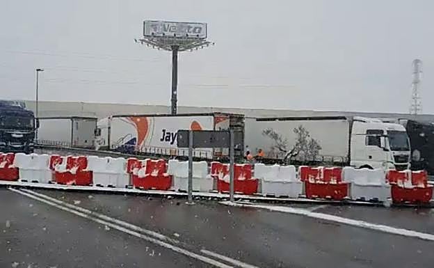 Camiones retenidos cerca de Pamplona.
