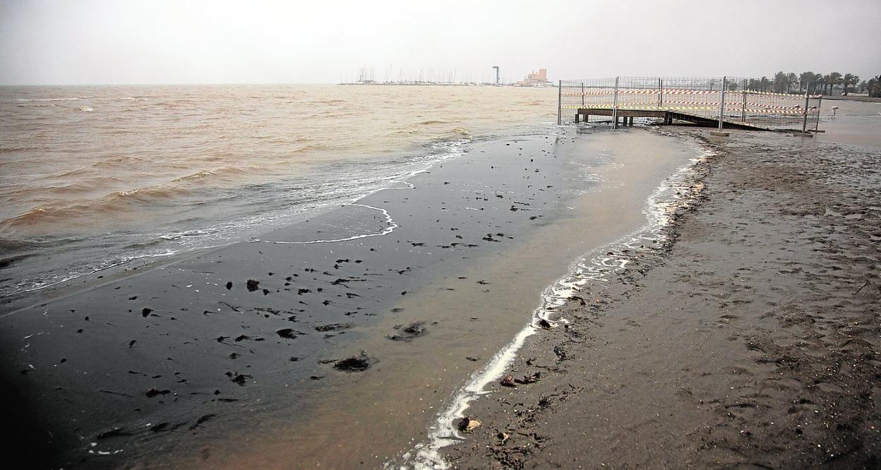 Playa de Los Urrutias, con fango en su orilla en una foto tomada el viernes. A la derecha, uno de los siete balnearios que están siendo instalados entre Punta Brava y Los Nietos. 