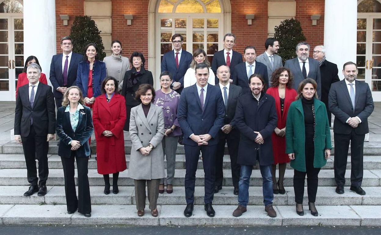 Foto de familia del Consejo de Ministros del Gobierno de coalición.