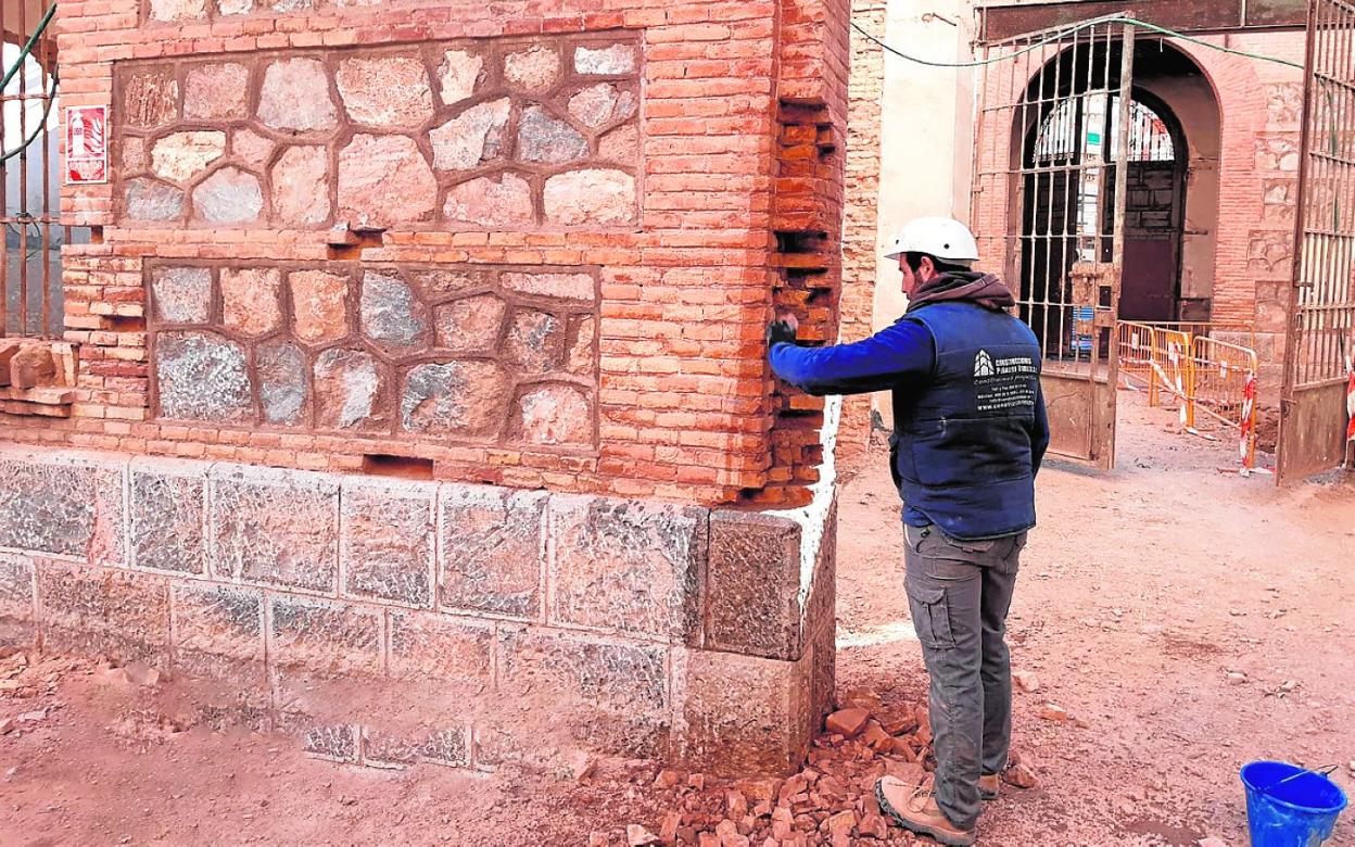 Algunas partes de la fachada ya lucen con las piedras en su color original tras ser limpiadas. 