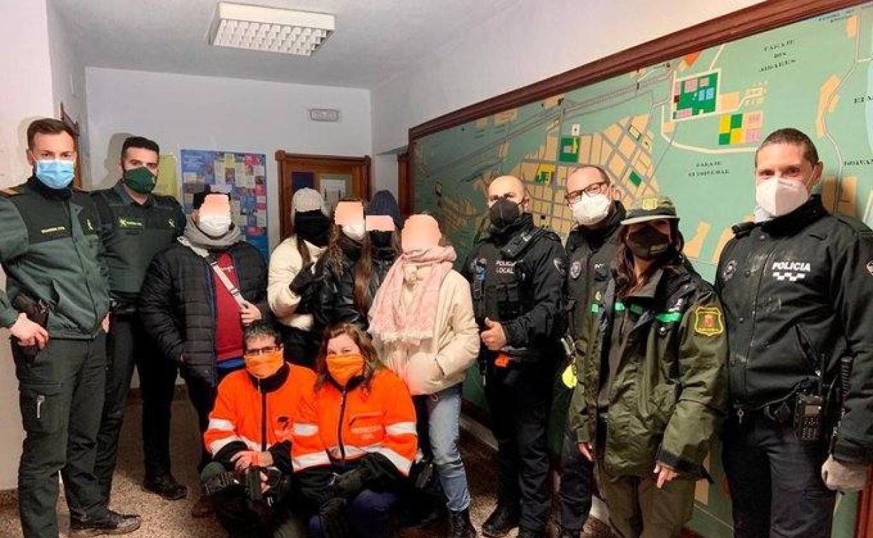 La Guardia Civil y la Policía Local de Cieza junto a los cinco menores perdidos en el barranco de San Pablo.