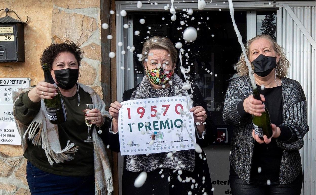 Las trabajadoras de la administración de lotería de la pedanía murciana de Sangonera la Seca celebran con cava la venta del primer premio de la Lotería del Niño.