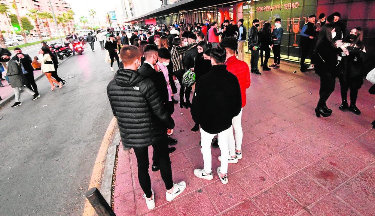 Decenas de jóvenes se agrupan en torno al centro de ocio ZigZag de Murcia en el tardeo de la pasada Nochevieja. 