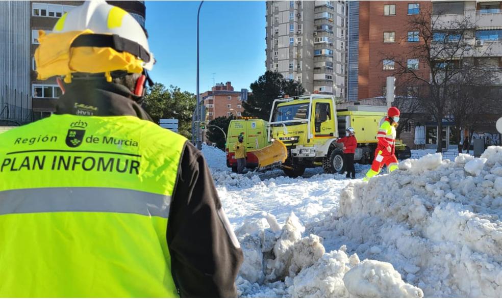 Agradecimiento de los madrileños. Agentes de las brigadas forestales de la Región, trabajando ayer en las calles de Madrid para liberarlas de la mucha nieve acumulada. 