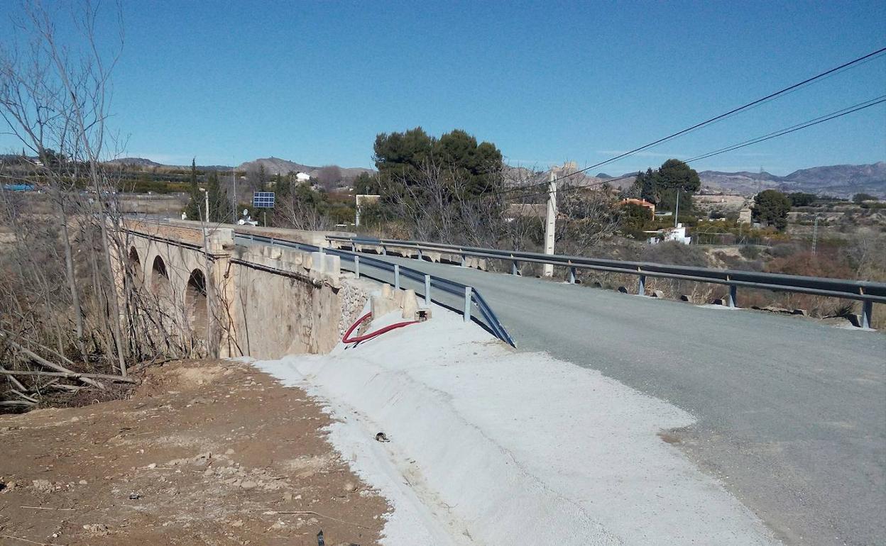 Estado del puente sobre el río Pliego y acondicionamiento de este tramo de la carretera regional RM-515.