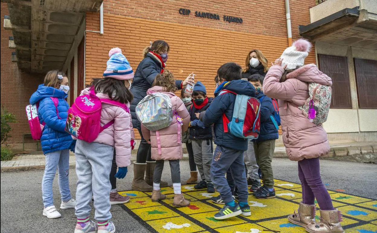 Los colegios e institutos de la Región sufren un aumento significativo de  positivos con 35 en el último día | La Verdad