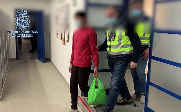 El joven detenido junto a agentes de la Policía Nacional.