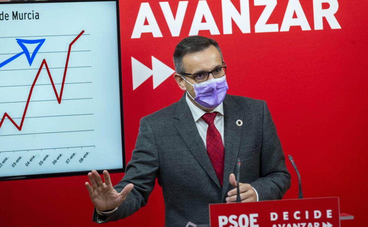 El secretario general del PSRM, Diego Conesa, en la sede regional del PSOE durante una rueda de prensa, en una imagen de archivo.