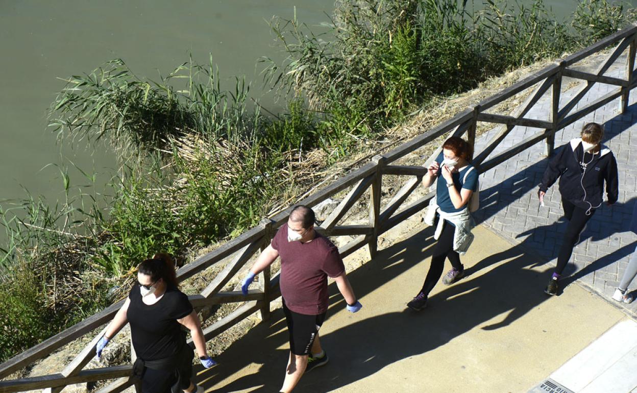 Imagen de archivo de varias personas caminando en Murcia.