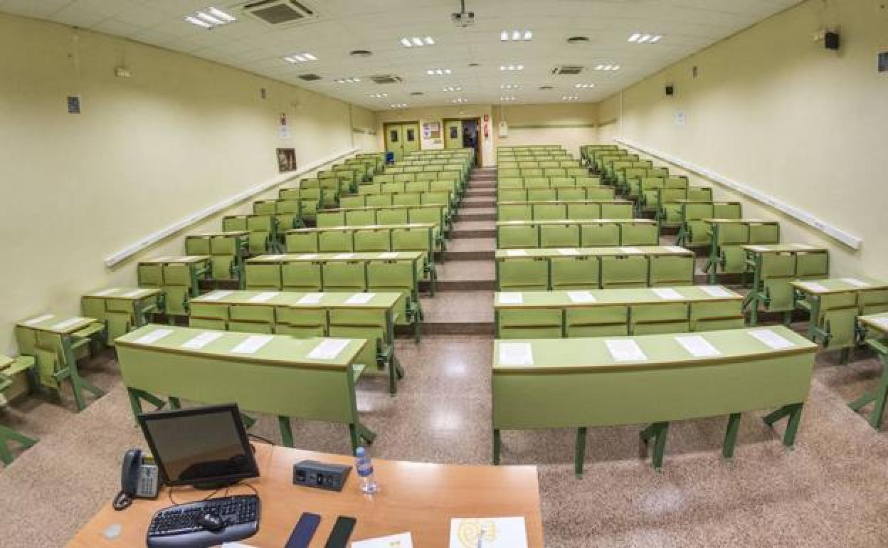 Un aulario, preparado para realizar una oposición, en una imagen de archivo. 