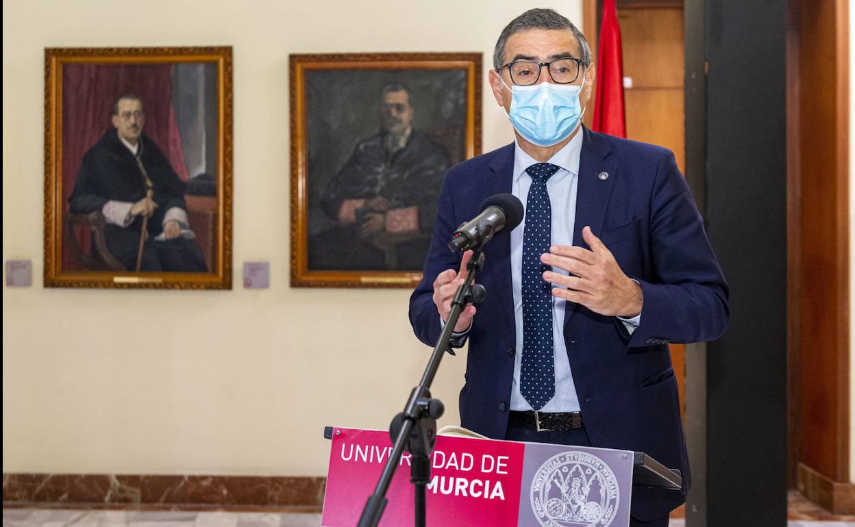 El rector de la UMU, José Luján, en la rueda de prensa que ofreció el pasado 8 de enero.