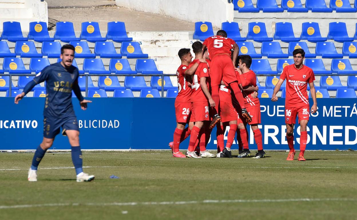 Los jugadores del Sevilla Atlético celebran uno de sus goles.
