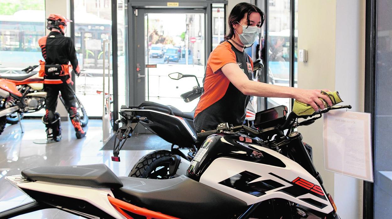 Interior de un concesionario de venta de ciclomotores y motos. 