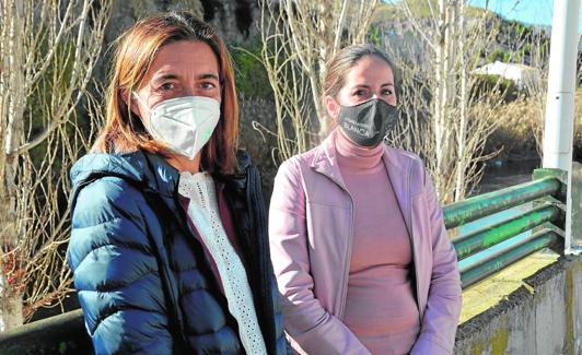 Pilar García Santos, presidenta de Somos Región, y la edil en Blanca María Luisa Candel. 