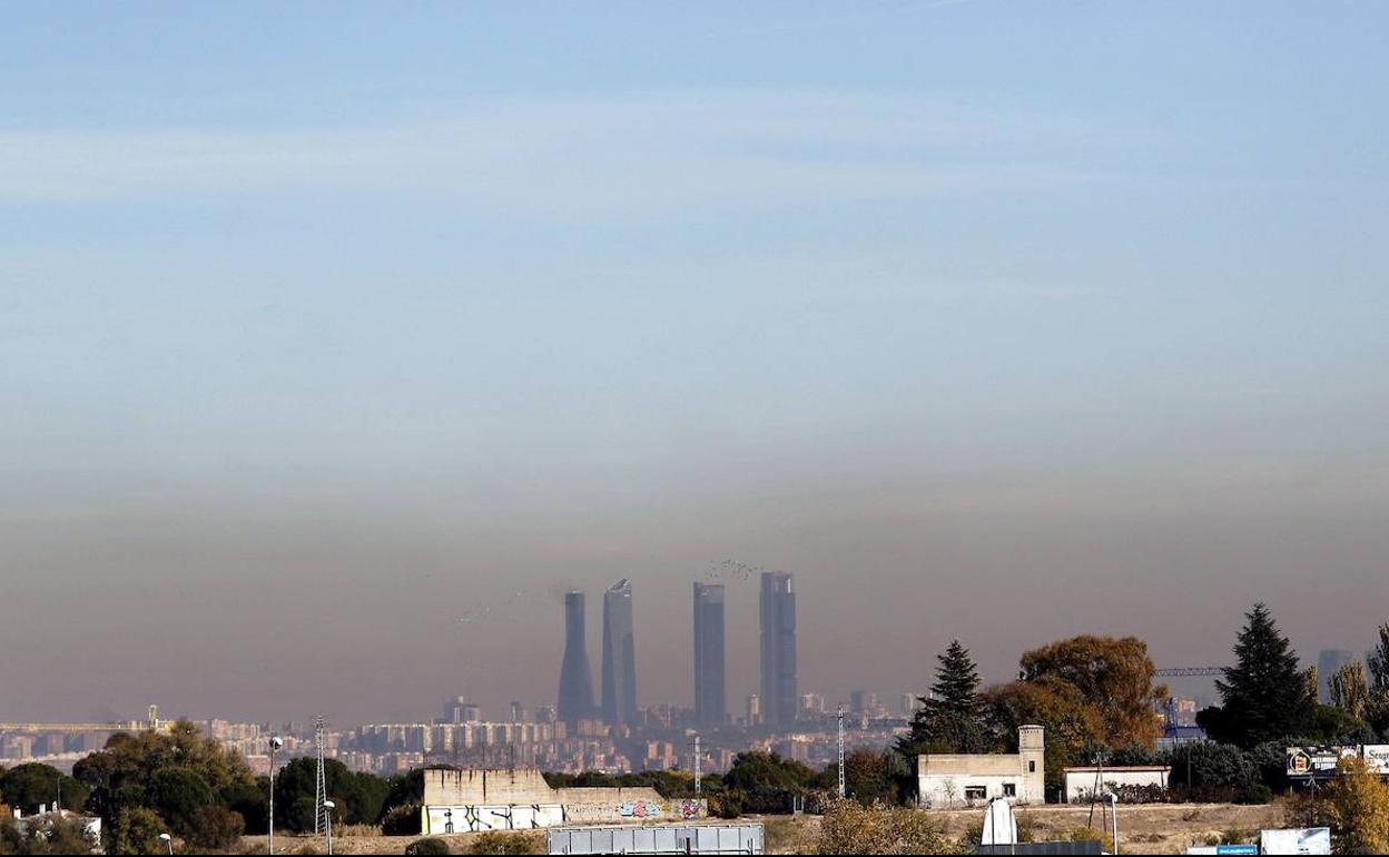 Nube de contaminación sobre Madrid en una imagen de archivo.