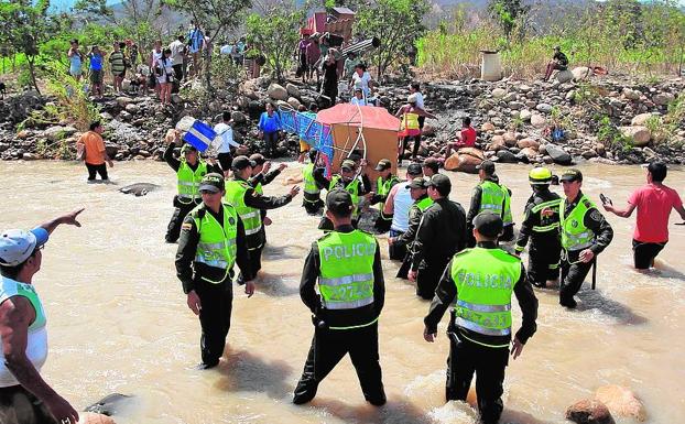 La policía colombiana vigila el paso del río Táchira, frontera entre Colombia y Venezuela, paso habitual de inmigrantes. 