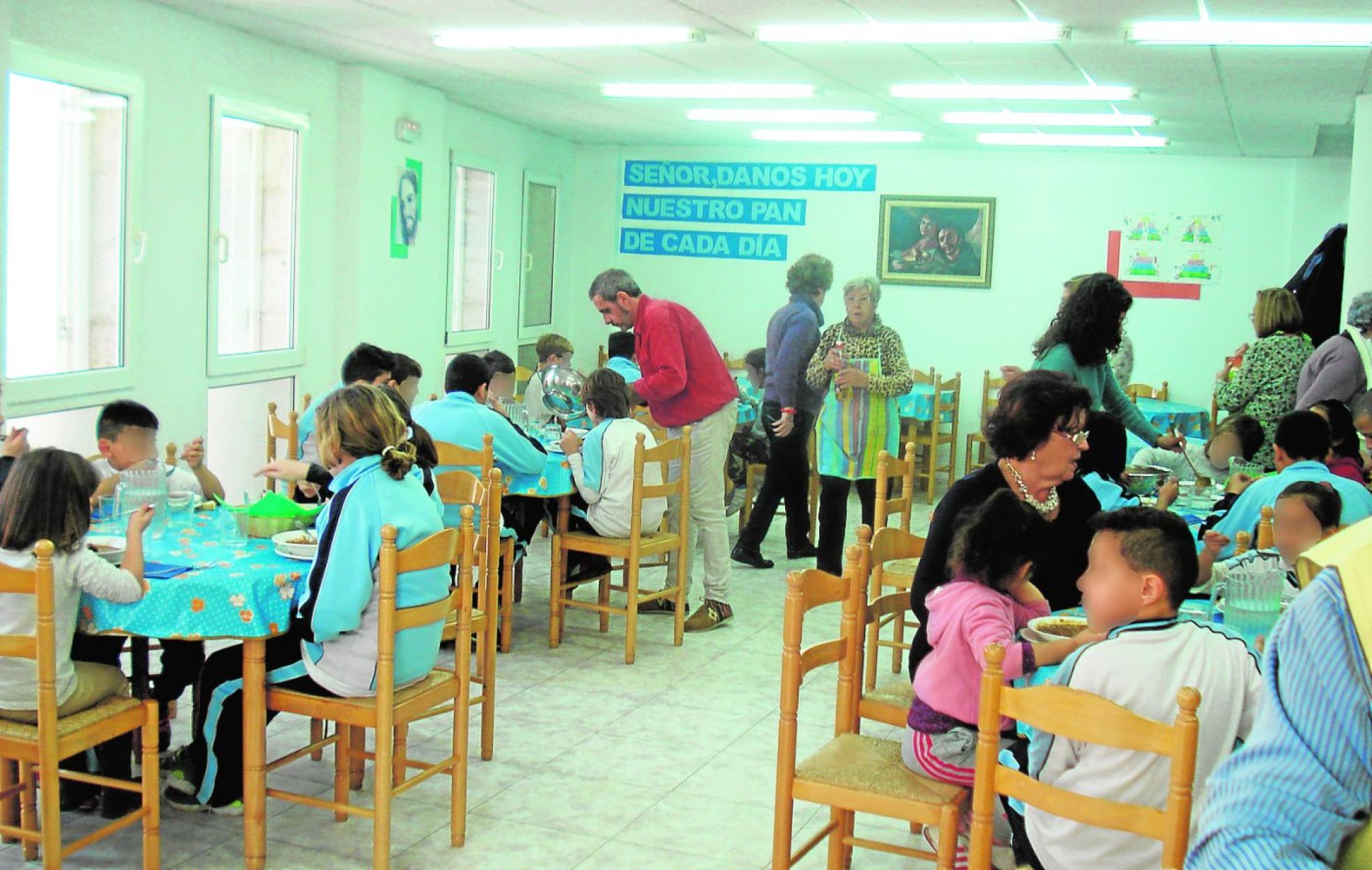 Niños en el comedor infantil del centro social San Diego, en una fotografía tomada antes de la pandemia. 