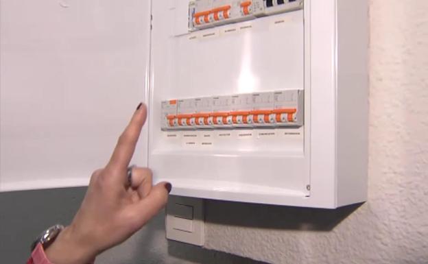 Una caja con el cuadro eléctrico de una vivienda. 