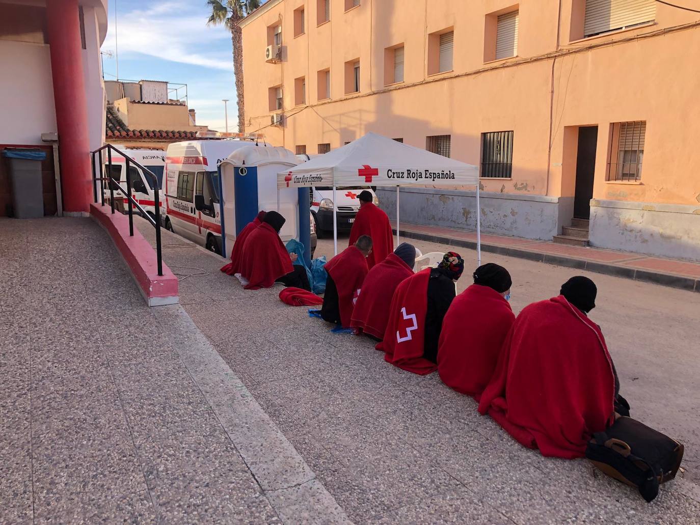 Algunas de las personas que llegaron este lunes en patera a la costa de Águilas.
