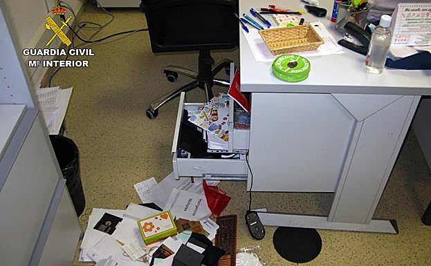 Fotografía de uno de los escritorios del instituto tras el robo.