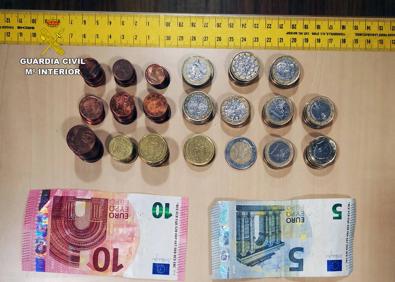 Imagen secundaria 1 - Obetos y dinero incautados a los ladrones.