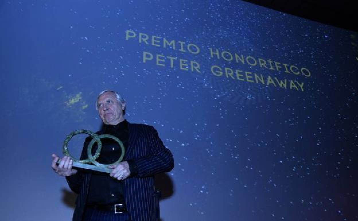 El cineasta y pintor Peter Greenaway con el Premio Honorífico del IBAFF 2020.