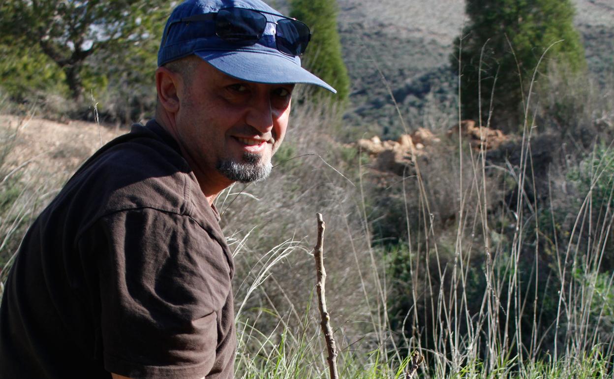 Juan Martínez, plantando especies.