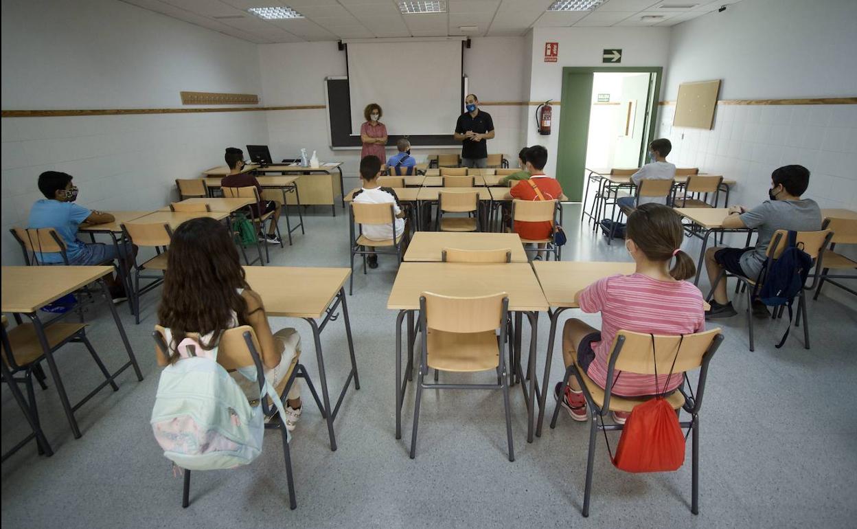 Estudiantes en un aula del instituto Alfonso X de Murcia.