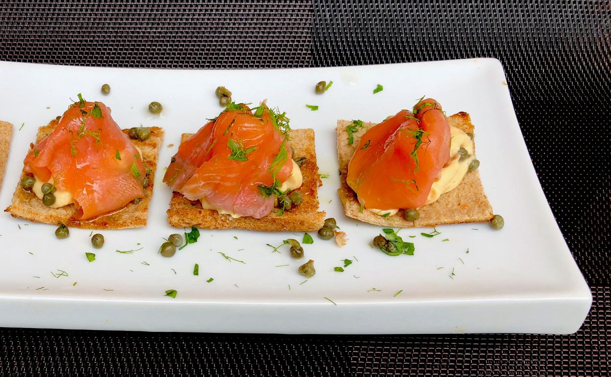 Tosta de humus con salmón