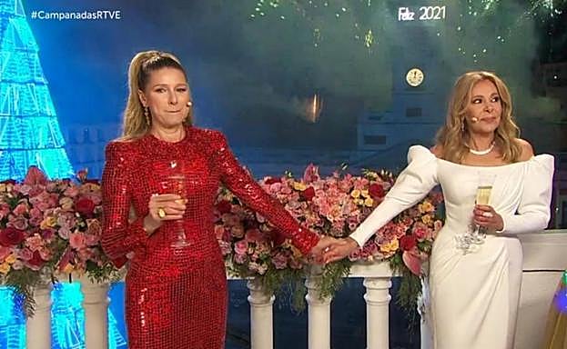 Anne Igartiburu y Ana Obregón durante las Campanadas en TVE.