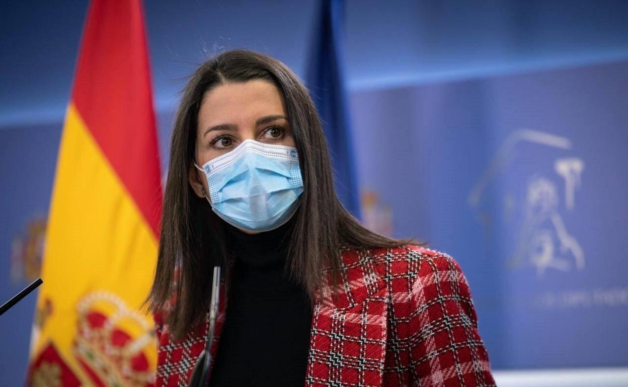 La presidenta de Ciudadanos, Inés Arrimadas, durante una rueda de prensa en el Congreso de los Diputados, en una imagen de archivo.