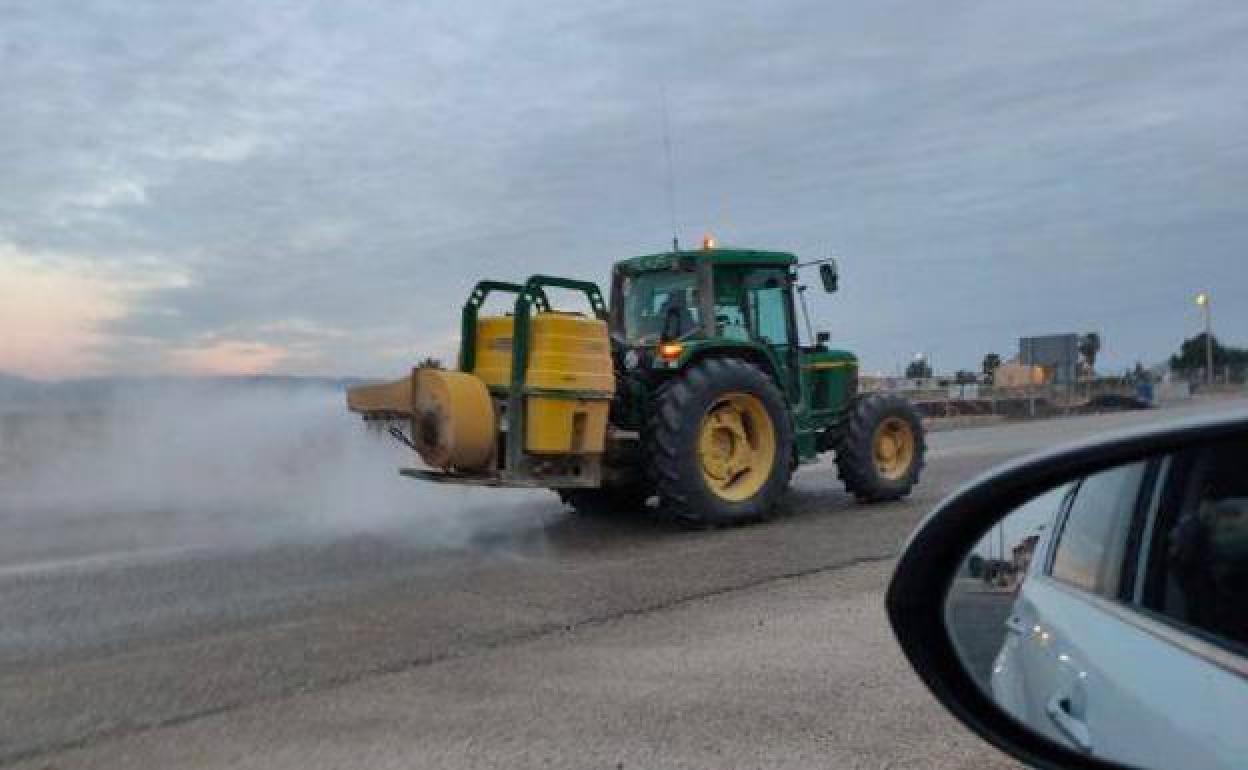 Desinfección con un tractor en las pedanías altas de Lorca.