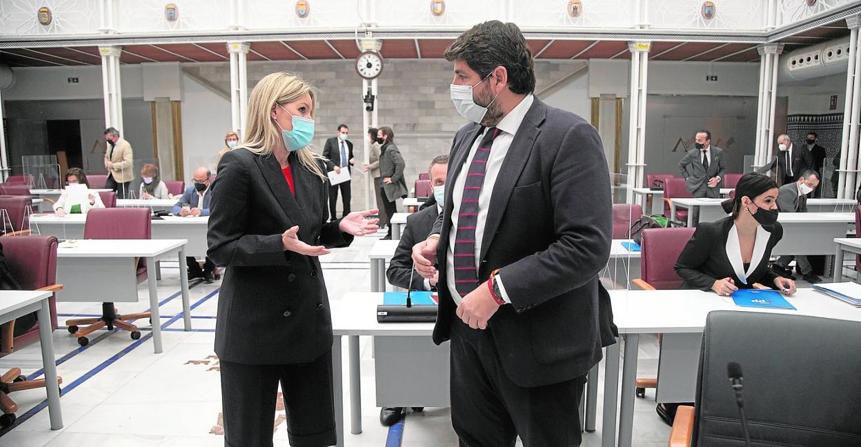Ana Martínez Vidal conversa con Fernando López Miras en la Asamblea Regional, en el Pleno del pasado 16 de diciembre. 