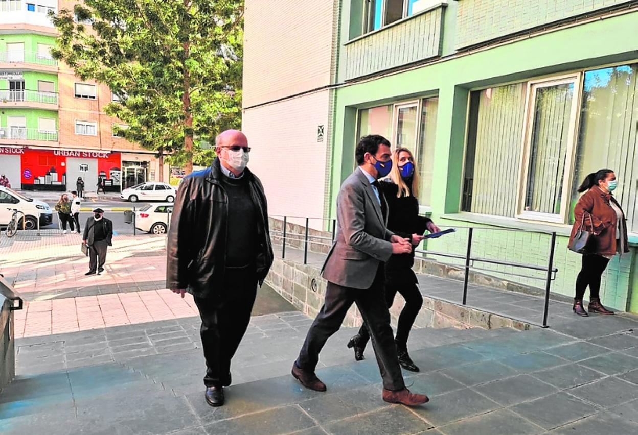 Arroyo, a la izquierda, a su llegada al juzgado con sus abogados. 