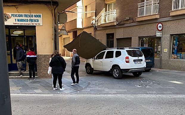 Una plancha de uralita se desplomó sobre un vehículo en Lorca. 